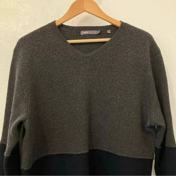 Vince. Women’s Size XL 100% Wool Popover V-Neck Pullover Sweater Gray/Navy - Picture 4 of 10